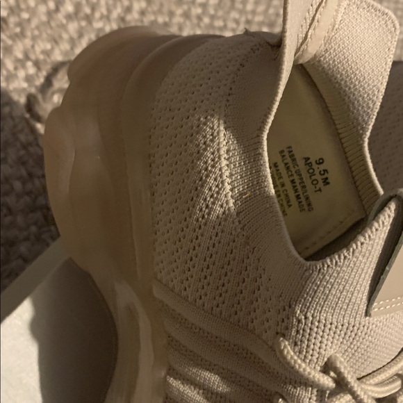 WOMANS CUSHIONAIRE MEMORY FOAM SNEAKERS. - Picture 4 of 6